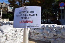 A Dunakanyarban már tetőzött a Duna