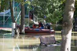 A Dunakanyarban már tetőzött a Duna