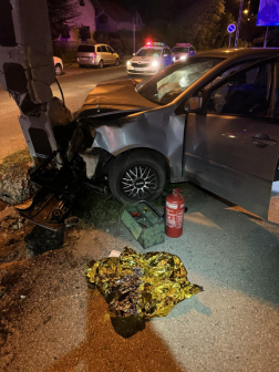 A tűzoltók áramtalanították a gépkocsit