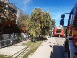 A pincében felhalmozott tűzifa kapott lángra