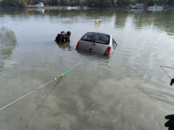 Dunába hajtott egy autó Szentendrén