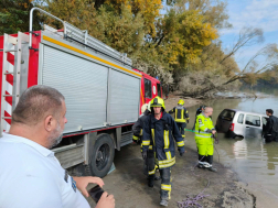 Dunába hajtott egy autó Szentendrén