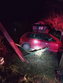 A tűzoltók áramtalanították a gépkocsit