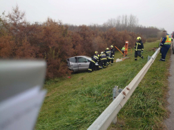 A tűzoltók áramtalanították a gépkocsit