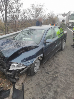 A tűzoltók áramtalanították a gépkocsit