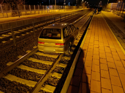 Vasúti sínekre hajtott egy gépkocsi Érdnél