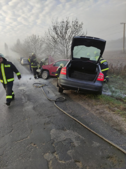 Az összetört gépkocsik forgalmi akadályt okoztak