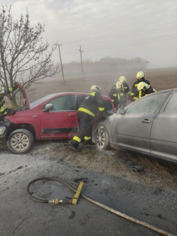 A tűzoltók áramtalanították a gépkocsikat