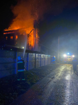 A ház tetőszerkezete és a felső szintje kapott lángra