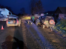 Az összetört gépkocsik forgalmi akadályt okoztak