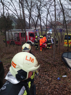 A gépkocsi sofőrje a roncsba szorult