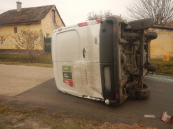 A kisteherautó az oldalára borult