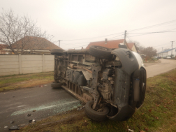 A tűzoltók áramtalanították a gépkocsikat