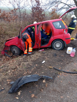 Árokba hajtott egy személygépkocsi 