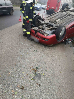 A tűzoltók áramtalanították a gépkocsit