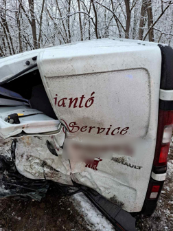 A mögötte haladó kisbusz megállt segíteni