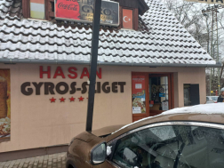 Árnyékolónak ütközött egy gépkocsi