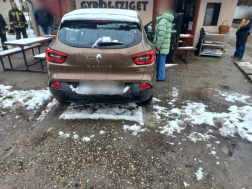 A tűzoltók átvizsgálták a gépkocsit