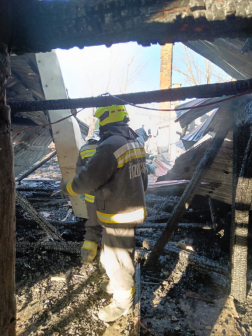 A tűzoltók több vízsugár segítségével oltották el a lángokat