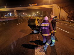 A tűzoltók áramtalanították a gépkocsit