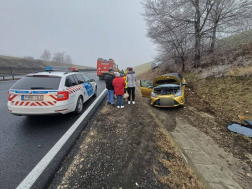 Két személygépkocsi ütközött össze az M6-os autópályán