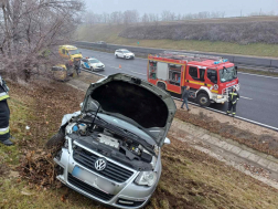 A tűzoltók áramtalanították a gépkocsikat