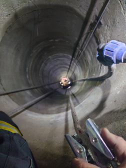 A tűzoltók létra és kötelek segítségével mentették ki a kutyát