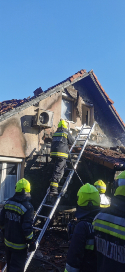 A tűzoltók átvizsgálták az épületet