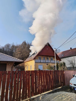 A ház tetőzete és a felső szintje kapott lángra