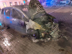 A tűz a gépkocsi motorterében keletkezett