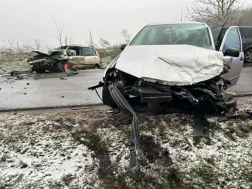 Két személygépkocsi és egy kisteherautó ütközött össze