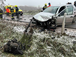 Az összetört gépkocsik forgalmi akadályt okoztak