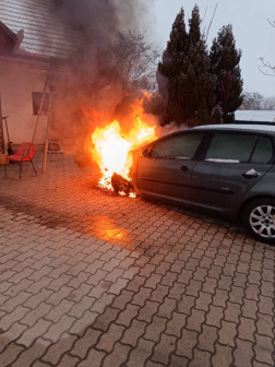 Az autó motorterében keletkezett a tűz