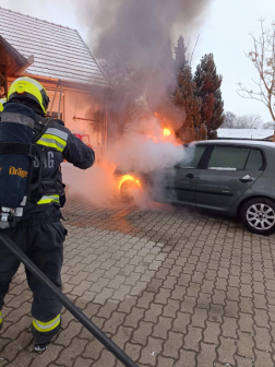 Teljes egészében égett az autó motortere