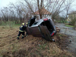 Lesodródott az útról a gépkocsi