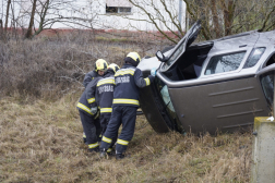 A gépkocsi az oldalára borult