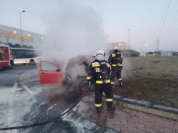 Útpadkának ütközött, majd kigyulladt az autó