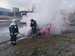 A gépkocsi motorterében keletkezett a tűz