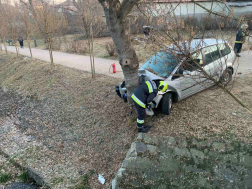 Járdára hajtott és fának ütközött a gépkocsi