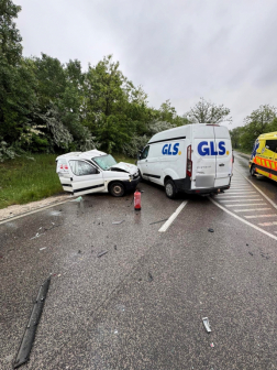 A tűzoltók áramtalanították a gépkocsikat