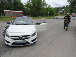 Villanyoszlopnak ütközött egy személygépkocsi Gödöllőn