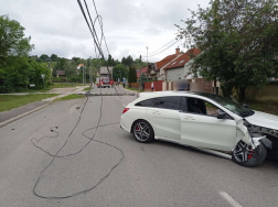 Az ütközés következtében az oszlop eltört, kidőlt