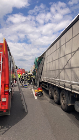 A tűzoltók feszítővágó és nyomatóhengerek segítségével szabadították ki a beszorult embereket