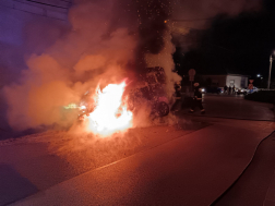 Kigyulladt egy kisteherautó Üllőn
