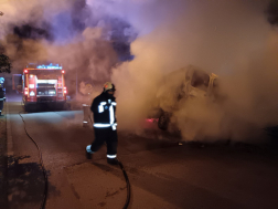 Teljes egészében égett a kisteherautó