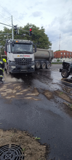 Az ütközés következtében nagy mennyiségű gázolaj folyt az úttestre
