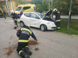 A tűzoltók áramtalanították a gépkocsikat