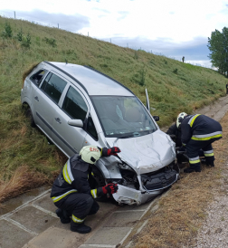 Lesodródott az útról az autó