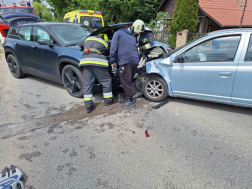 A tűzoltók áramtalanították a gépkocsikat