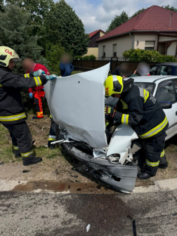 Az egyik autó az árokba csapódott